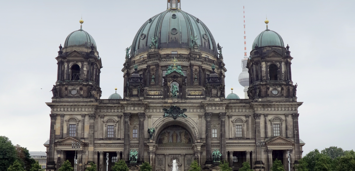 Afbeelding van de Dom in Berlijn, een bekend kerkgebouw. In dit artikel over de kerk staan meerdere afbeeldingen van bekende kerken.
